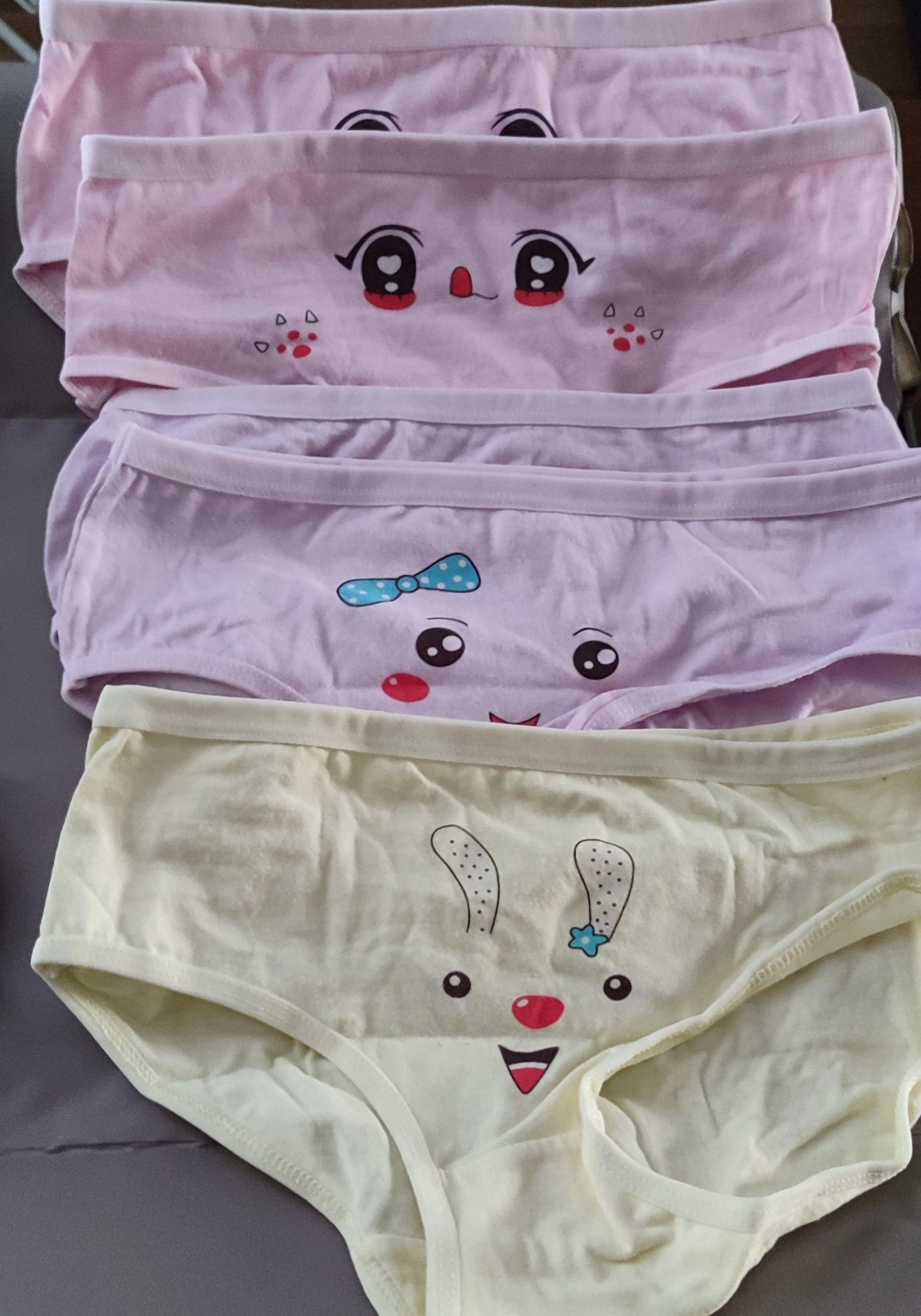 Lote de calcinhas estampadas de fantasia - Modelo feminino que veste pequeno (também serve para uma criança) – photo 2